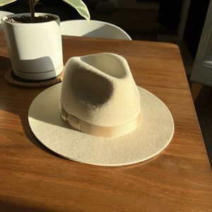 Lack of Color hat, 100% wool. Ivory with light pink silk band. Size M (57cm).